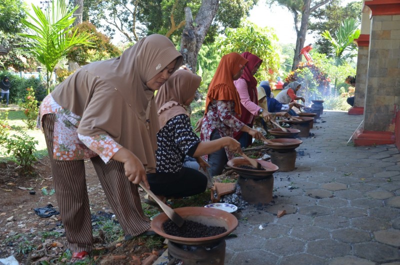 BAZAR KOPI KENDAL DIGELAR DI LOKASI OBYEK WISATA CURUG SEWU