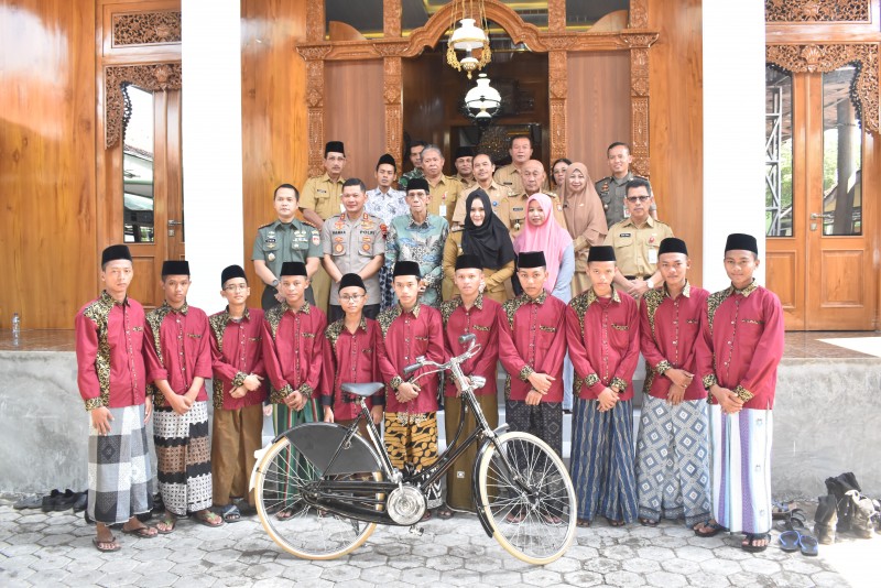 BUPATI MIRNA ANNISA SOWAN KE PARA KYAI PERERAT TALI SILATURAHMI