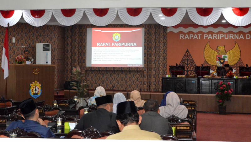 DPRD KENDALRAPAT PARIPURNA SAMPAIKAN PENGANTAR NOTA KEUANGAN APBD 2018