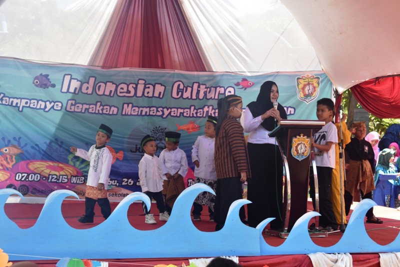 BUPATI MIRNA AJAK ANAK- ANAK KENDAL RAJIN MAKAN IKAN