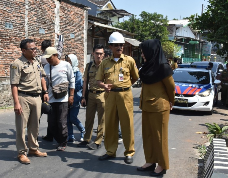 BUPATI KENDAL MELAKUKAN MONITORING PERBAIKAN JALAN KENDAL-SEMARANG