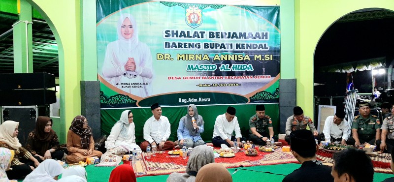 KEGIATAN SHOLAT BERJAMAAH BARENG BUPATI KENDAL TAMPUNG ASPIRASI MASYARAKAT