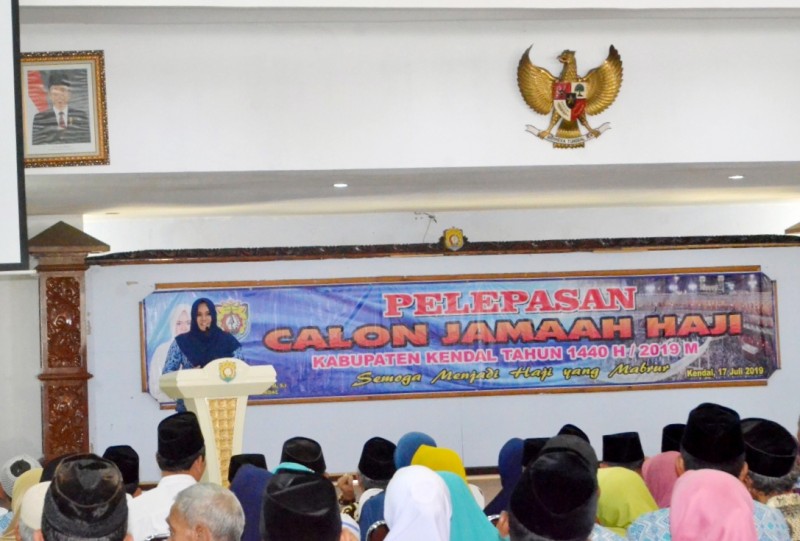 BUPATI MIRNA LEPAS KEBERANGKATAN HAJI KENDAL TAHUN 2019