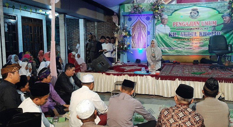 DIDAMPINGI SUAMI, BUPATI MIRNA HADIRI HAUL KH. ABDUL KHOLIQ YANG KE-2
