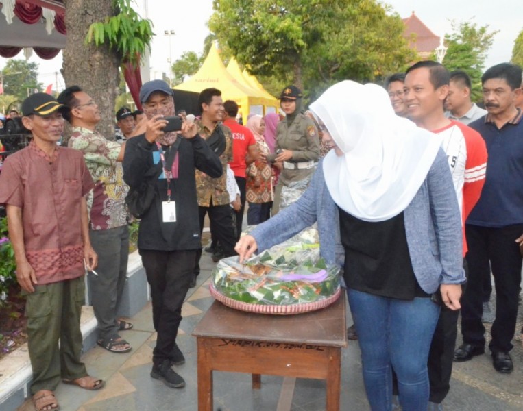 PERINGATI HARI JADI KE 414 PEMKAB KENDAL SYUKURAN RATUSAN NASI TUMPENG