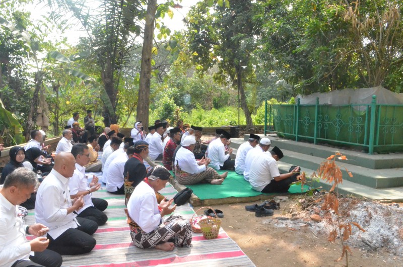 PARA PEJABAT PEMKAB KENDAL BERZIARAH KE MAKAM TUMENNGUNG BAHUREKSO