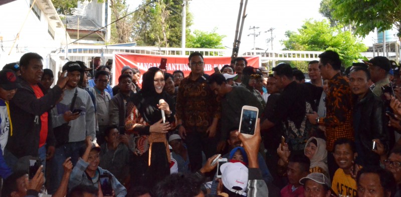 KEHADIRAN BUPATI MIRNA REALISASIKAN TUNTUTAN RATUSAN BURUH PT TOSSA SAKTI