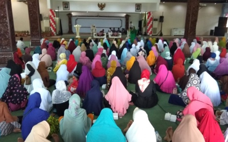 MAJELIS TAKLIM BERIBADAT SAMBUT HARI JADI KENDAL DENGAN DO'A SYUKUR BERSAMA
