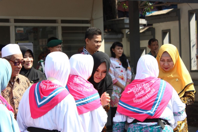 BUPATI MIRNA LEPAS KEBERANGKATAN 1.371 JAMAAH HAJI ASAL KENDAL