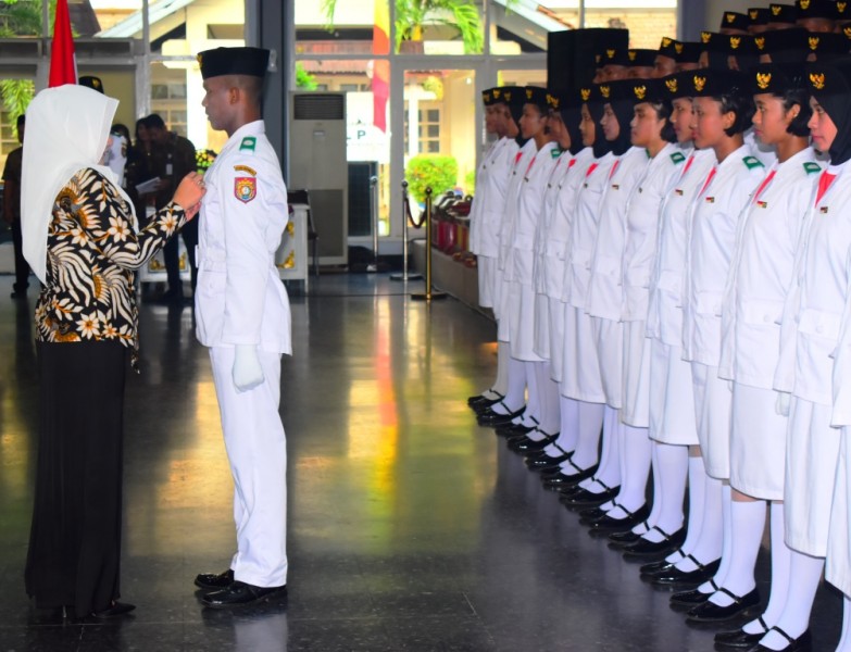 BUPATI KENDAL MIRNA ANNISA KUKUHKAN PASKIBRA KABUPATEN KENDAL 2019