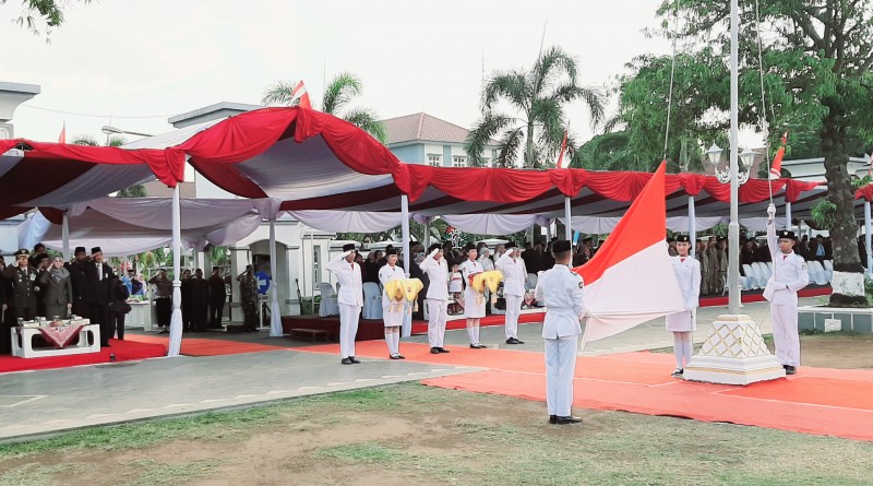 UPACARA AUBADE DI ALUN-ALUN KENDAL BERLANGSUNG KHITMAD