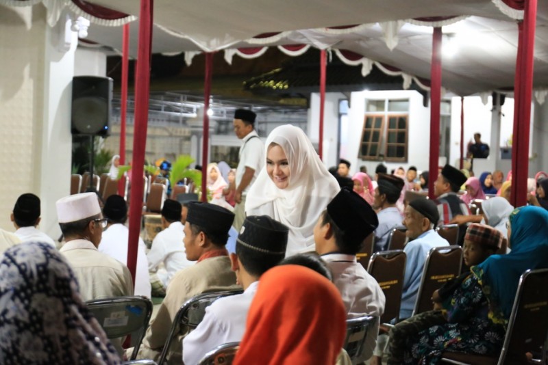 ULAMA, UMARO DAN MASYARAKAT NGAJI RUTIN DI RUMAH DINAS BUPATI KENDAL