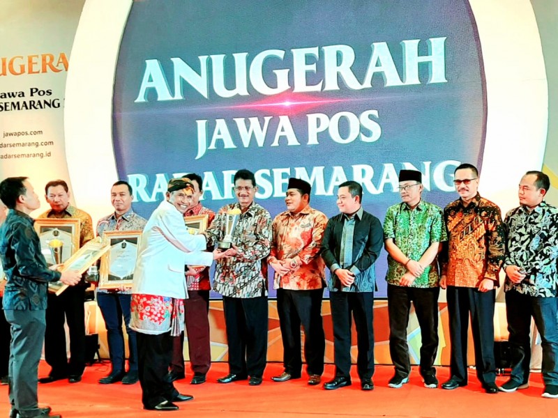 BUPATI MIRNA KEMBALI TERIMA ANUGERAH PENGHARGAAN DARI RADAR SEMARANG