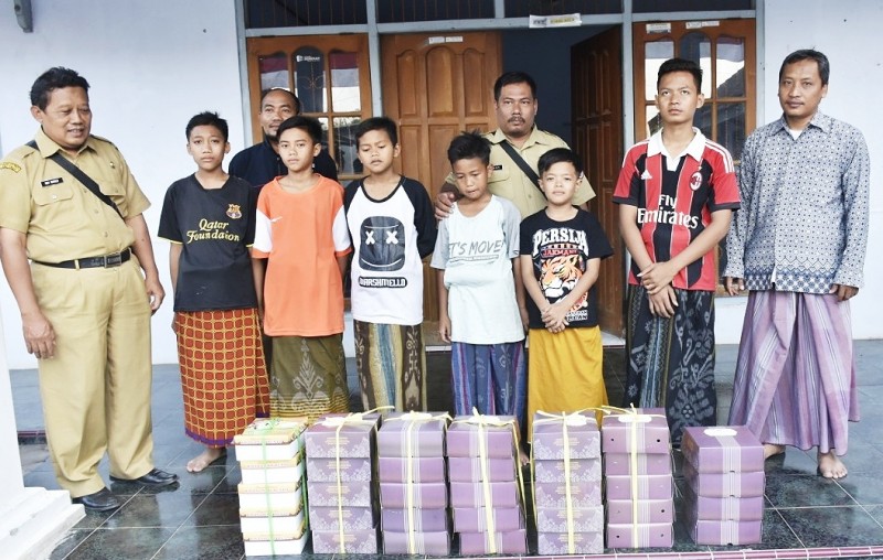 MENYAMBUT 10 MUHARAM BUPATI KENDAL MIRNA ANNISA BAGIKAN SEDEKAH