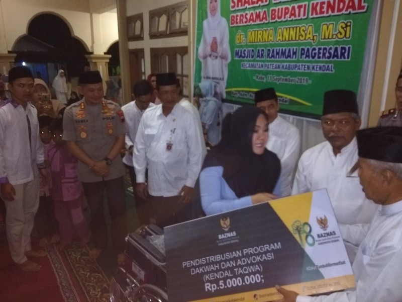 BUPATI MIRNA DAN FORKOPIMDA SHOLAT GHOIB BERSAMA UNTUK ALMARHUM BP. HABIBIE