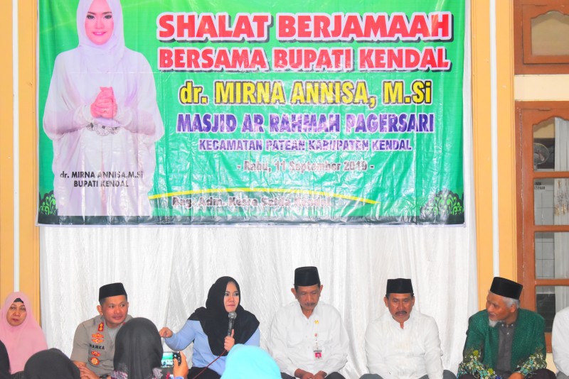 GELAR DIALOG DENGAN WARGA PATEAN, BUPATI MIRNA SAMPAIKAN KEMAJUAN KENDAL