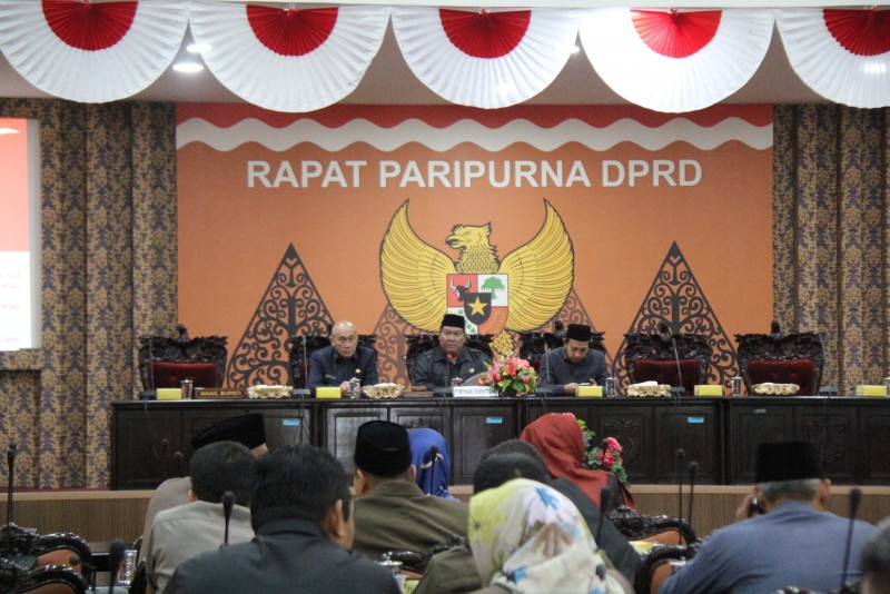 RAPAT PARIPURNA DPRD KENDAL MENETAPKAN PIMPINAN DEFINITIF DEWAN 2019-2024