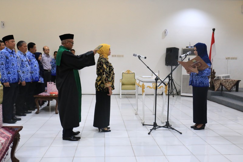 BUPATI MIRNA LANTIK ANY HANDAYANI SBG DIREKTUR UMUM PD.BPR KENDALI ARTHA