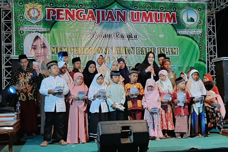 HADIRI PENGAJIAN UMUM , BUPATI MIRNA SEKALIGUS SANTUNI ANAK-ANAK YATIM