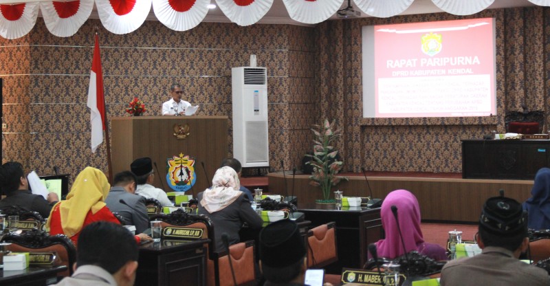 BUPATI KENDAL SAMPAIKAN JAWABAN ATAS PANDANGAN UMUM FRAKSI-FRAKSI