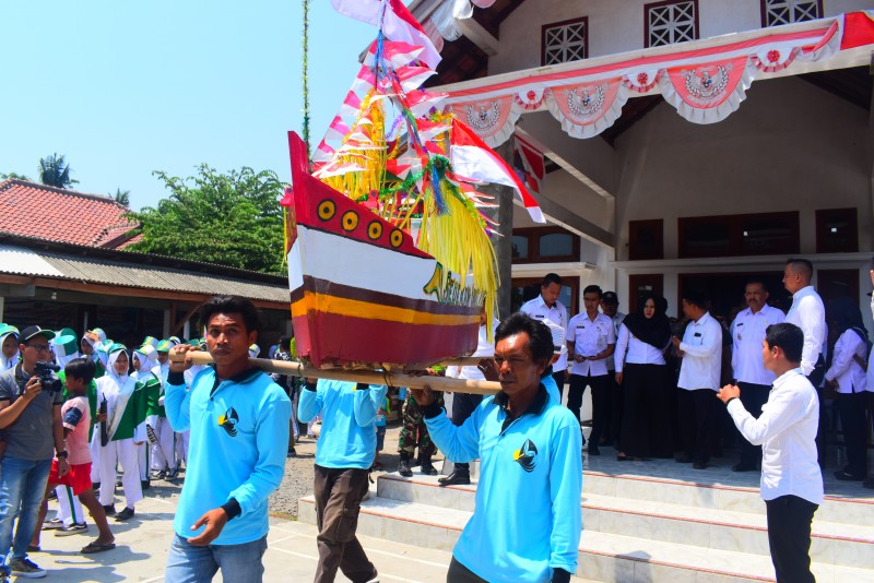 BUPATI MIRNA HADIRI PESTA RAKYAT SEDEKAH LAUT DESA KOROWELANG KULON