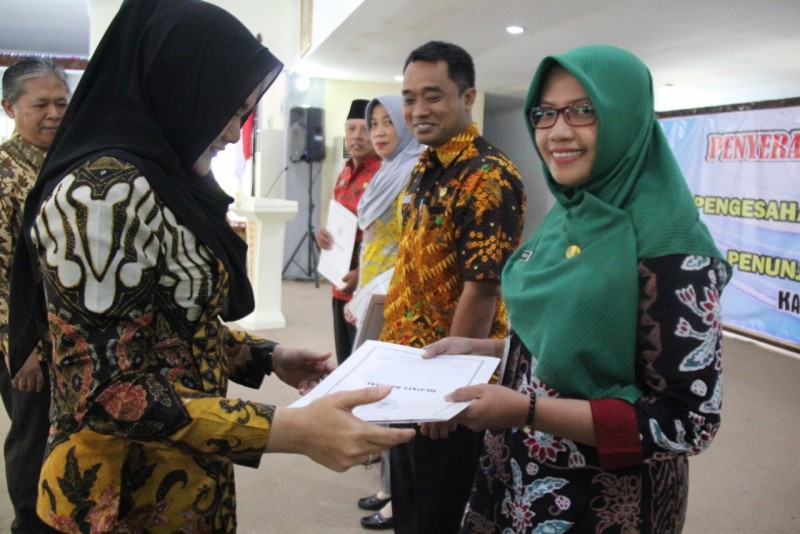 BUPATI MIRNA SERAHKAN 111 SK PEMBERHENTIAN DAN PENUNJUKAN PENJABAT KADES