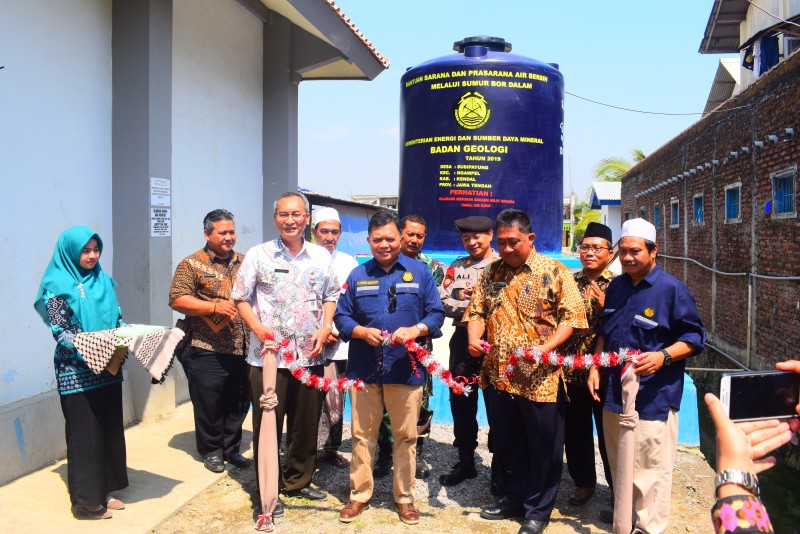 KEMENTRIAN ESDM SERAHKAN 3 SUMUR BOR AIR DALAM UNTUK KENDAL