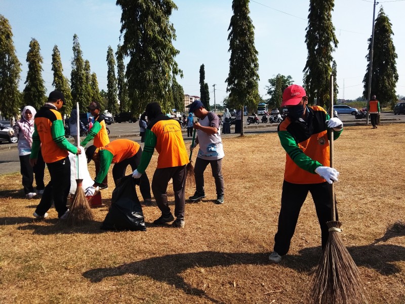 HARI PUNGUT SAMPAH SEDUNIA RATUSAN RELAWAN BERSIHKAN LINGKUNGAN STADION