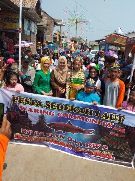 SEDEKAH LAUT DI TPI BANDENGAN KENDAL JADI MOMEN KEBERSAMAAN NELAYAN