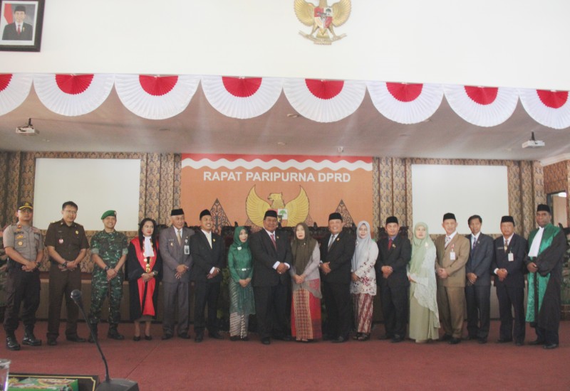 RAPAT PARIPURNA DPRD KENDAL RESMI ANGKAT PIMPINAN DEFINITIF DEWAN