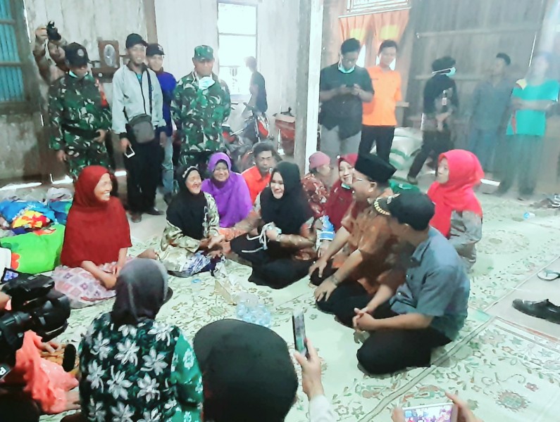 DATANGI LOKASI KEBAKARAN, BUPATI MIRNA MAMPU TENANGKAN HATI PARA KORBAN