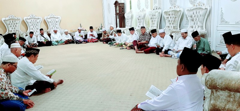 RUMAH DINAS BUPATI KENDAL DIPADATI WARGA NGAJI RUTIN JUMAT KLIWON