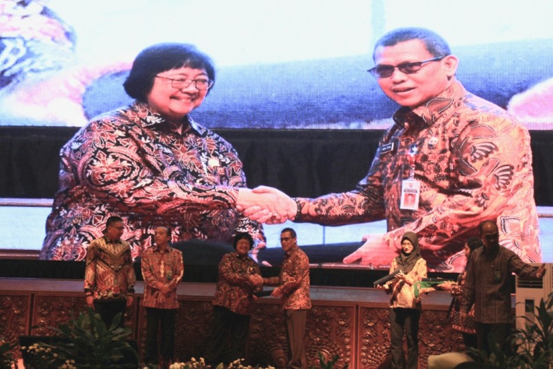 BUPATI KENDAL KEMBALI DAPAT PENGHARGAAN PROKLIM DARI KEMENTERIAN LHK