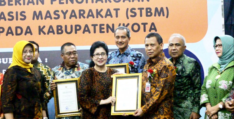 PEMERINTAH KABUPATEN KENDAL TERIMA PENGHARGAAN STOP BABS DARI KEMENKES RI