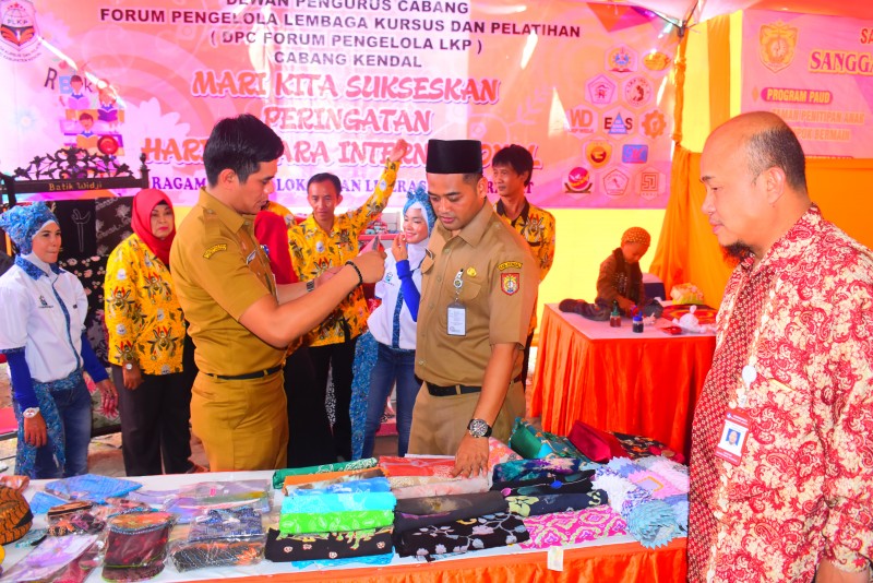 HARI AKSARA INTERNASIONAL KE - 54, KENDAL GELAR PAMERAN DAN PENTAS SENI