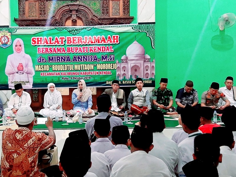 SHALAT BERJAMAAH BESAMA BUPATI KENDAL, BAHAS PERSOALAN DI DESA MOROREJO