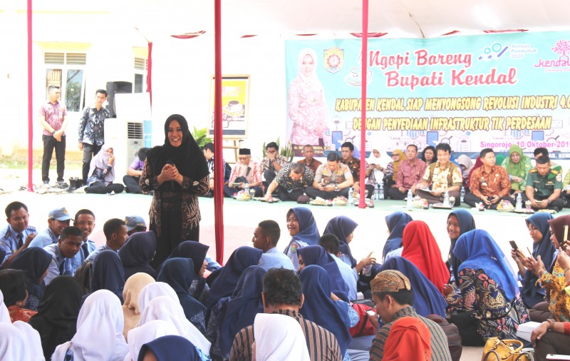 NGOPI BARENG BUPATI MIRNA BERIKAN PENYEDIAAN INFRASTRUKTUR TIK PERDESAAN