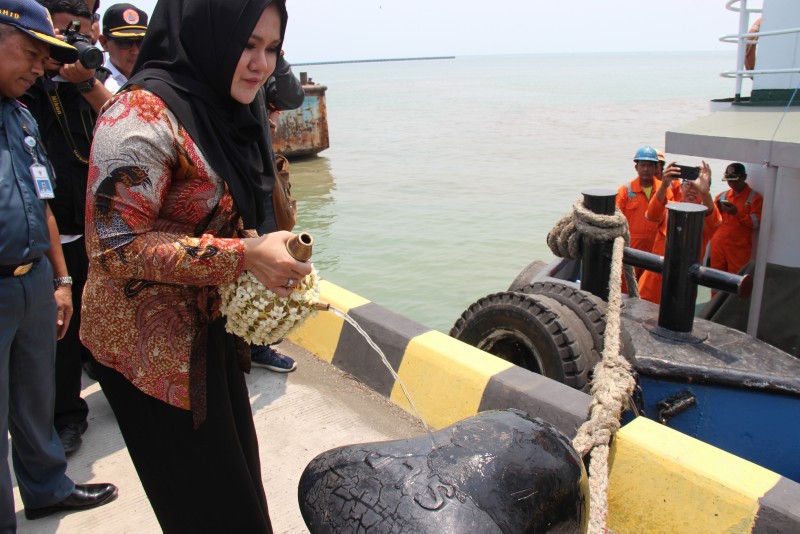 BUPATI KENDAL RESMIKAN DERMAGA PERNIAGAAN DI PELABUHAN TANJUNG KENDAL