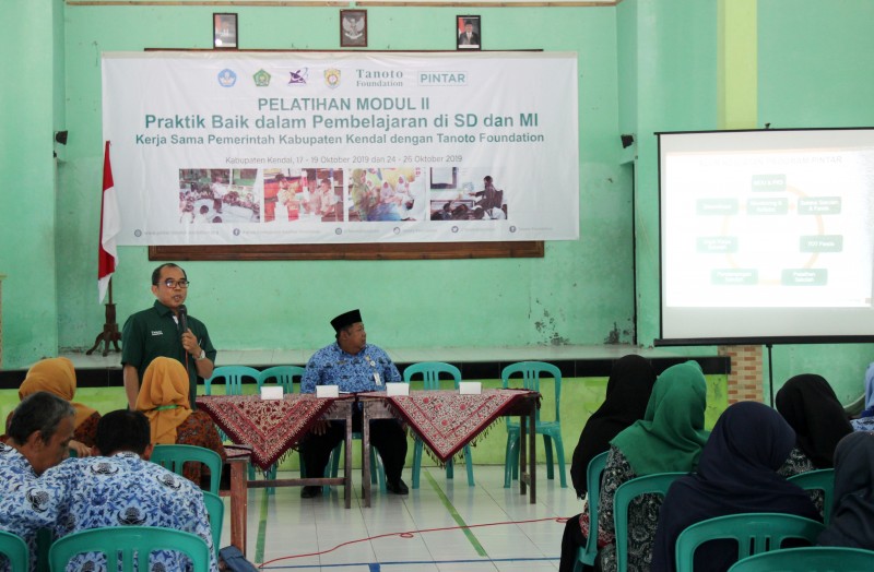 TANOTO FOUNDATION MELATIH GURU SD DAN MI DI BRANGSONG DENGAN MODUL 2