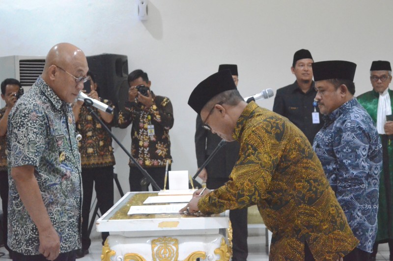 WAKIL BUPATI MASRUR MASYKUR MELANTIK DIREKTUR PDAM TIRTO PANGURIPAN KENDAL