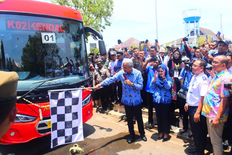 GUBERNUR JATENG GANJAR PRANOWO RESMIKAN BRT TRANS JATENG SEMARANG KENDAL