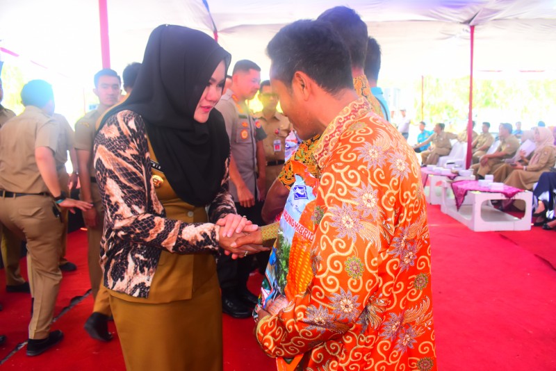 BUPATI KENDAL SERAHKAN BANTUAN UNTUK RUMAH TIDAK LAYAK HUNI DI 128 DESA