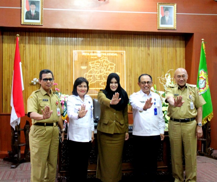 KEPALA BNNP JATENG BERSAMA BUPATI KENDAL BAHAS P4GN DAN LOMBA DESA BERSINAR