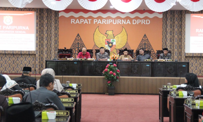 FRAKSI-FRAKSI SAMPAIKAN PANDANGAN UMUM RAPERDA KABUPATEN KENDAL APBD 2020
