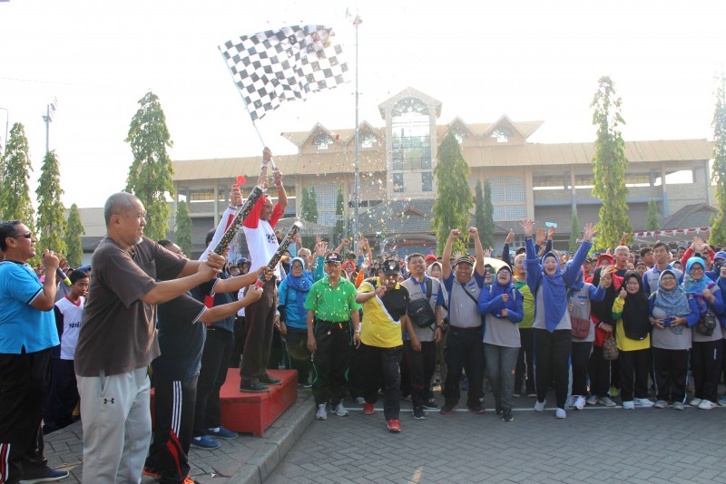 PEMKAB KENDAL PERINGATI HUT KORPRI 2019 DENGAN SENAM DAN JALAN SEHAT