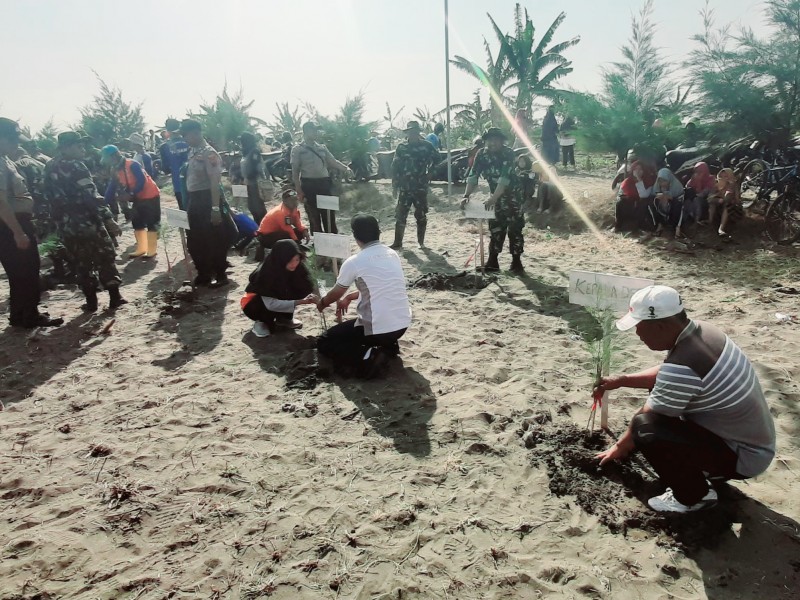 FORELIK DAN DLH KENDAL TANAM 5000 POHON DI PANTAI INDAH KEMANGI