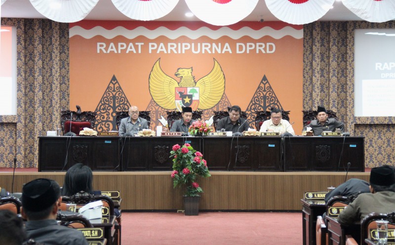 RAPAT PARIPURNA  MENYAMPAIKAN 6 RAPERDA KABUPATEN KENDAL ANGGARAN 2019