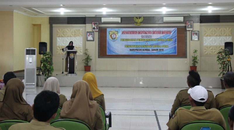 BUPATI MIRNA SERAHKAN SURAT PENGESAHAN PENGANGKATAN DAN PEMBERHENTIAN KADES
