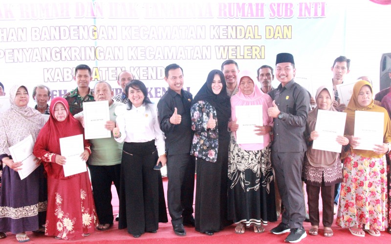 PEMKAB KENDAL SERAHKAN SK HAK RUMAH DAN TANAH KE WARGA YANG BERHAK MENERIMA