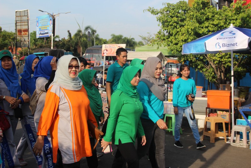 PERINGATI HARI IBU, BUPATI MIRNA ANNISA KAWAL IBU-IBU JALAN SEHAT